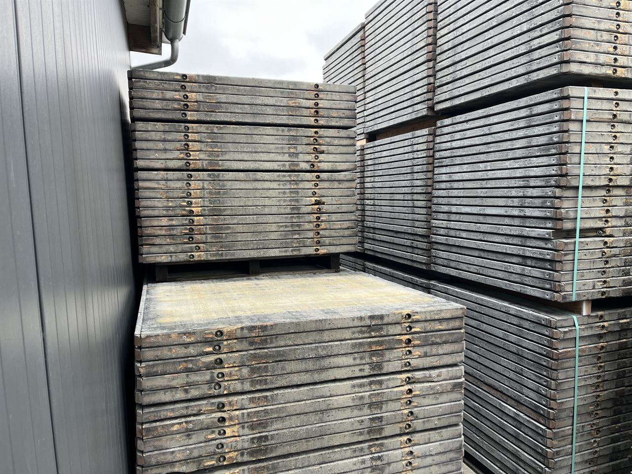 Steenschotten 1m15 x 1m40  met draadeinden