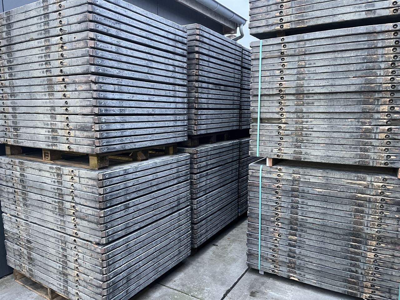 Steenschotten 1m15 x 1m40  met draadeinden