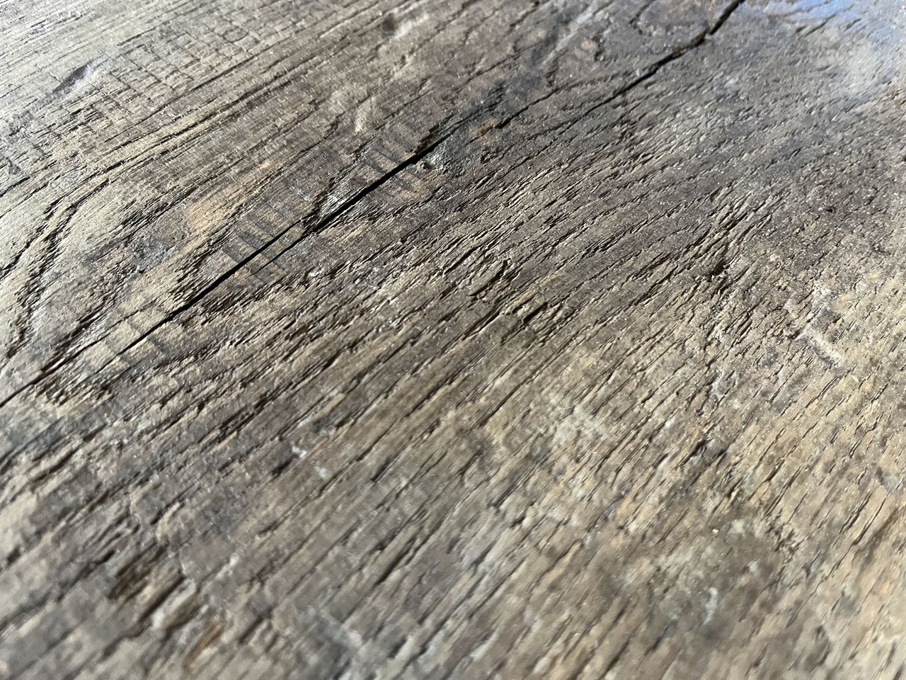 Bankjes van oud eiken hout