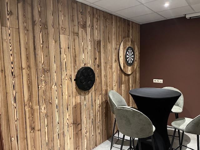 Gebrande en geborstelde vuren planken Caramel