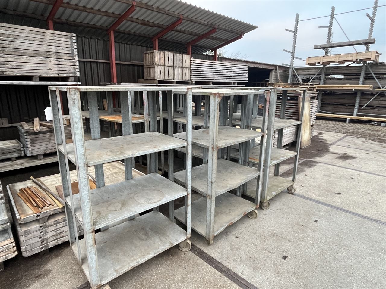 Zinken kar (met 3 legplanken)