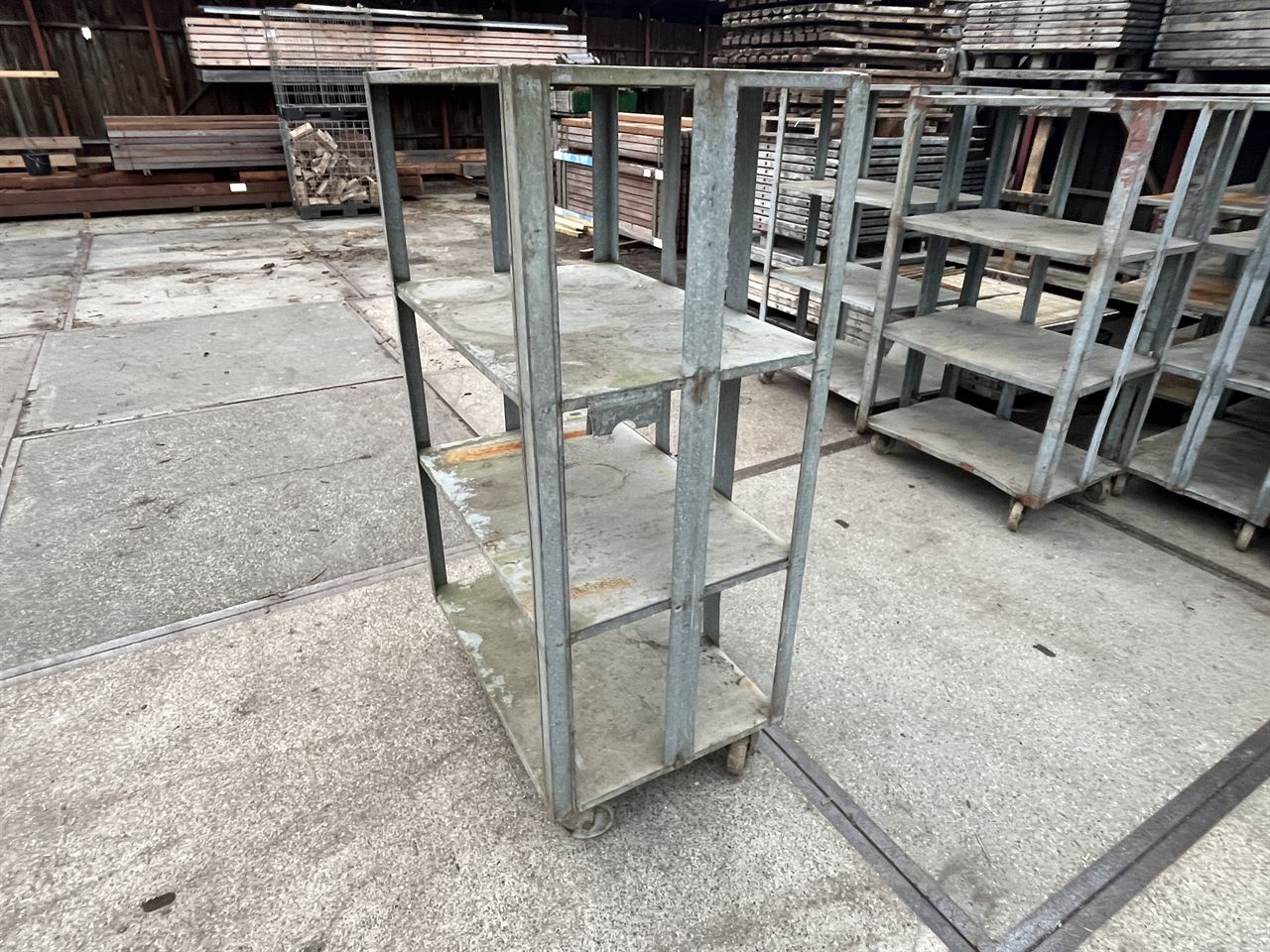 Zinken kar (met 3 legplanken)