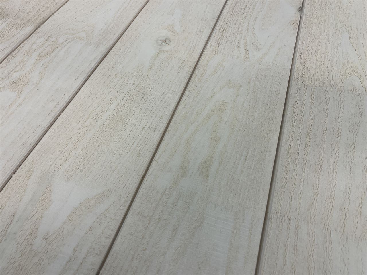 Grenen fijnbezaagd wit 18x135 (2m50)