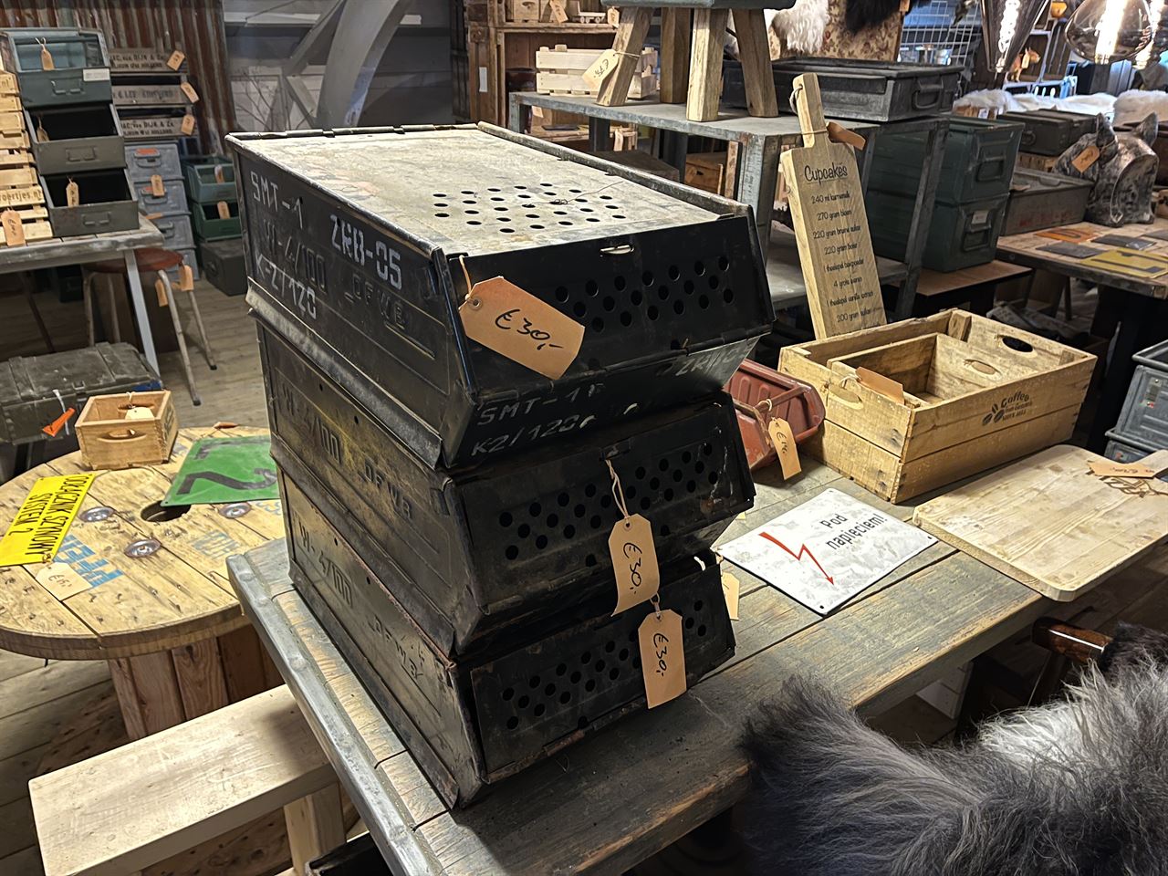 Zwarte stalen bakken circa 20x33x55