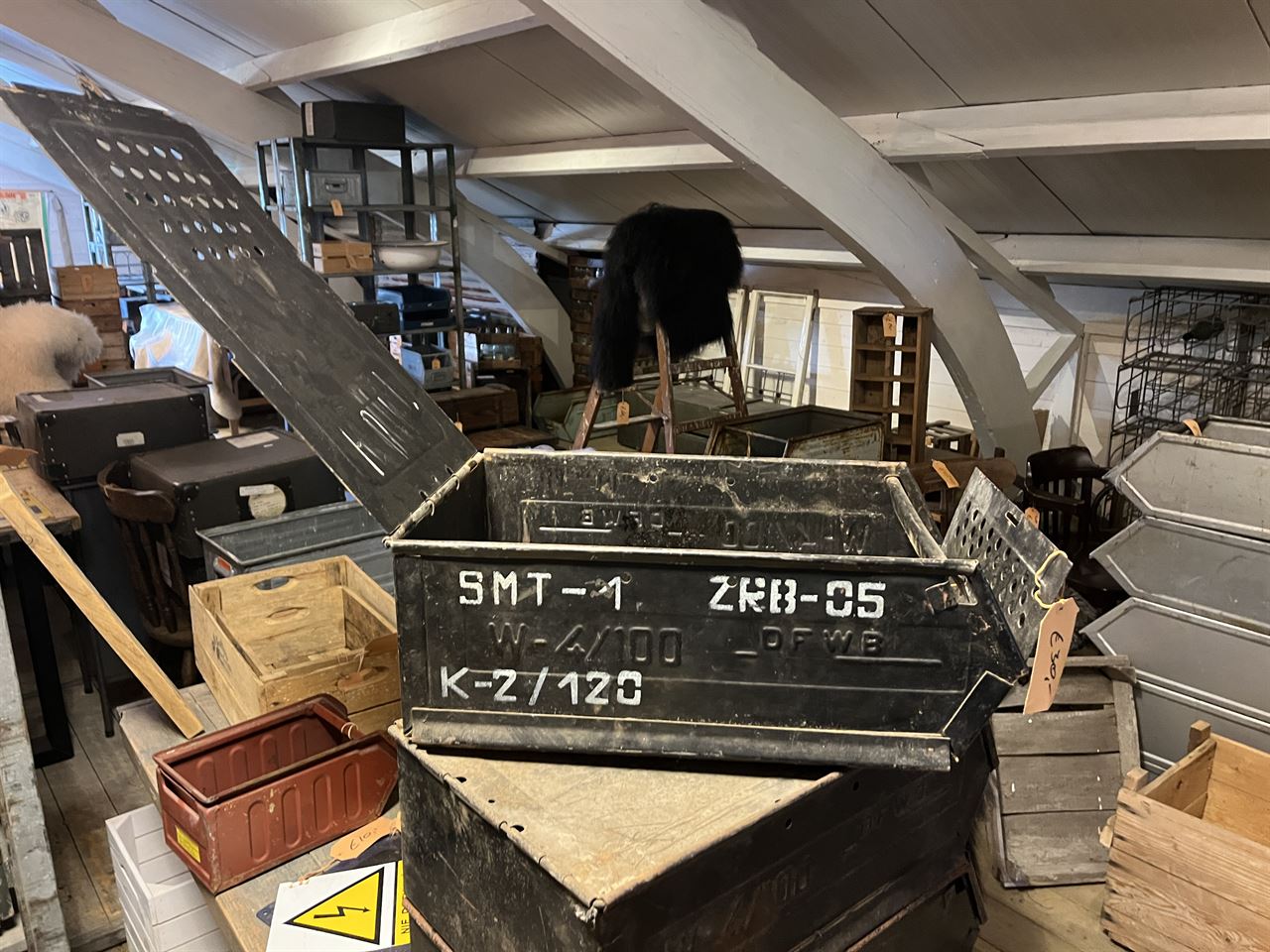 Zwarte stalen bakken circa 20x33x55