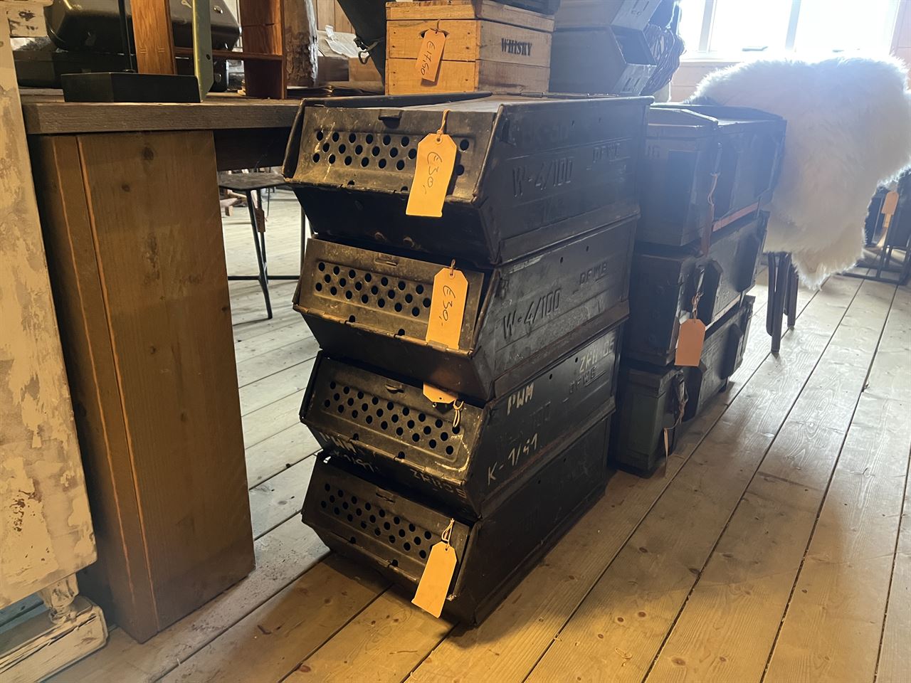 Zwarte stalen bakken circa 20x33x55