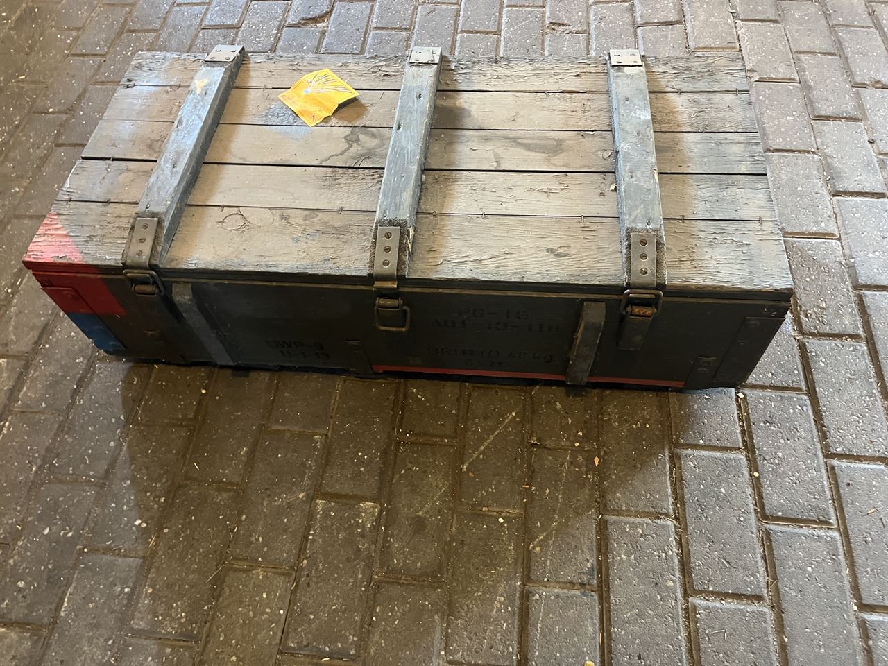 Legerkisten circa 29x49x102 cm.
