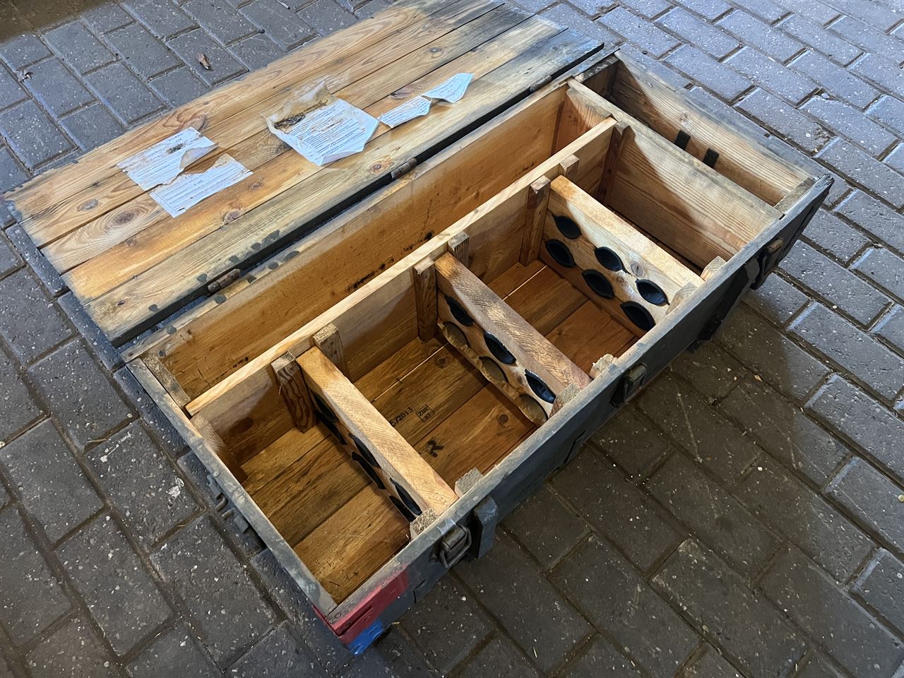 Legerkisten circa 29x49x102 cm.