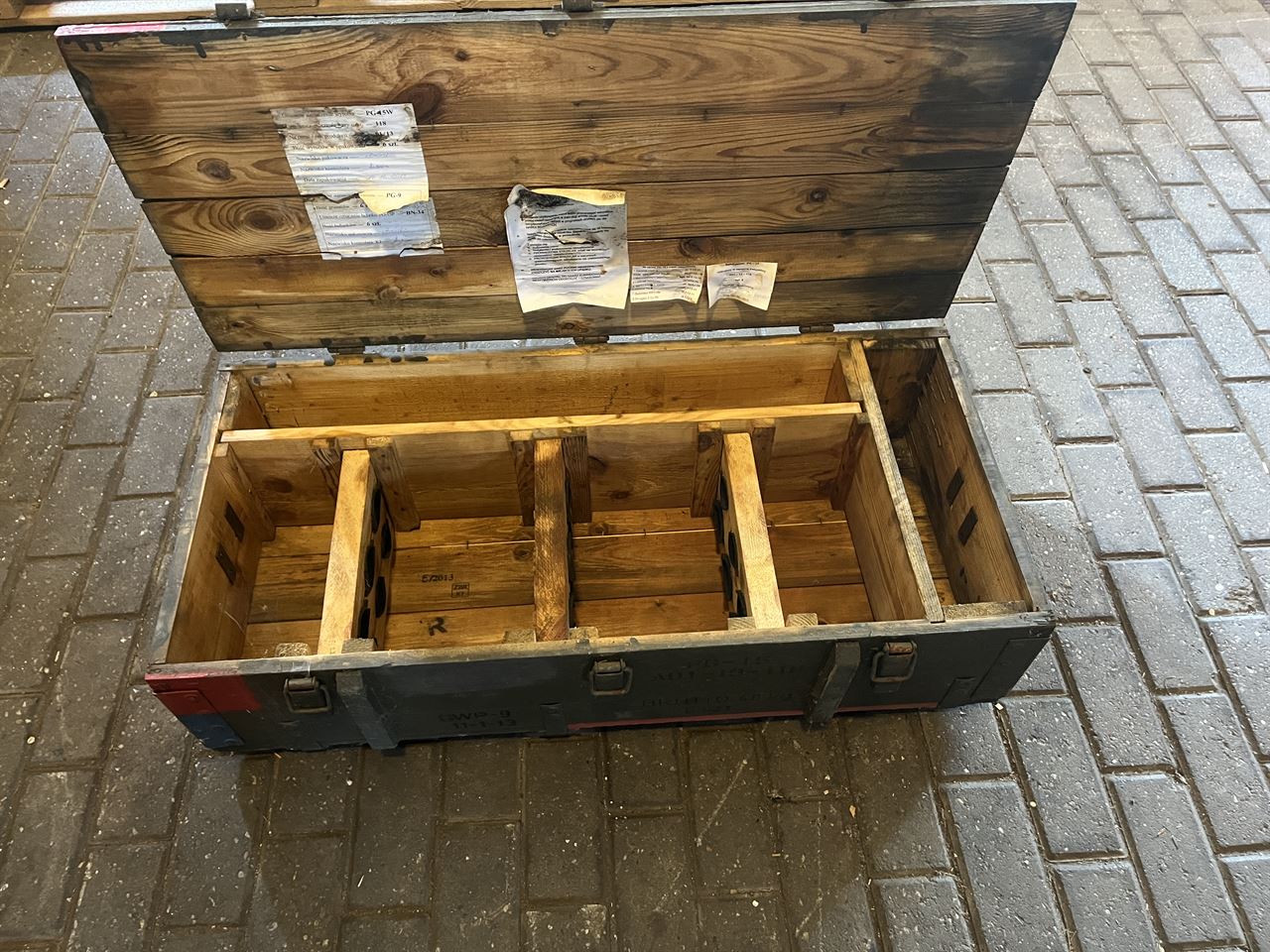 Legerkisten circa 29x49x102 cm.