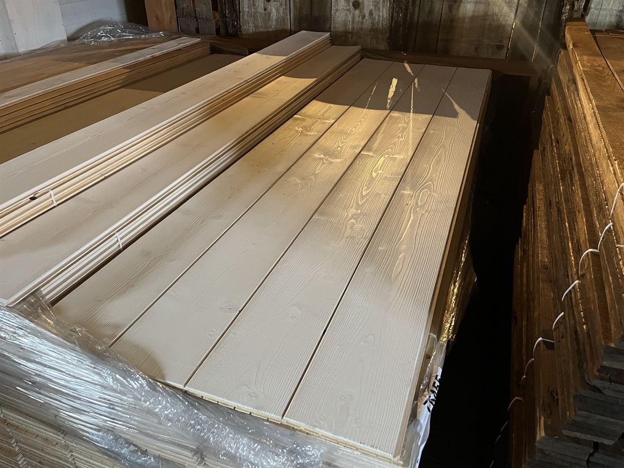 Vuren planken geborsteld en wit behandeld 17x185