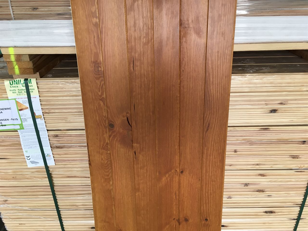 Grenen wandbeschot 9x90mm bruin / honing kleur Grenen wandbeschot 9x90mm bruin / honing kleur